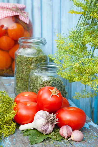 Tomates en conserve maison dans un bocal en verre. Légumes frais et spic — Photo