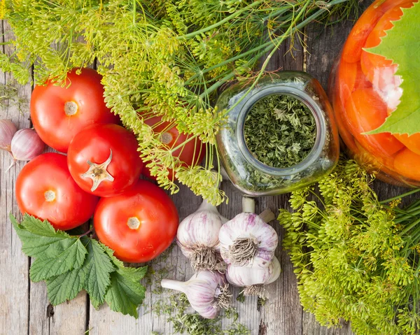 Domowe pomidory w puszkach w szklanym słoiku. świeże warzywa i spic — Zdjęcie stockowe
