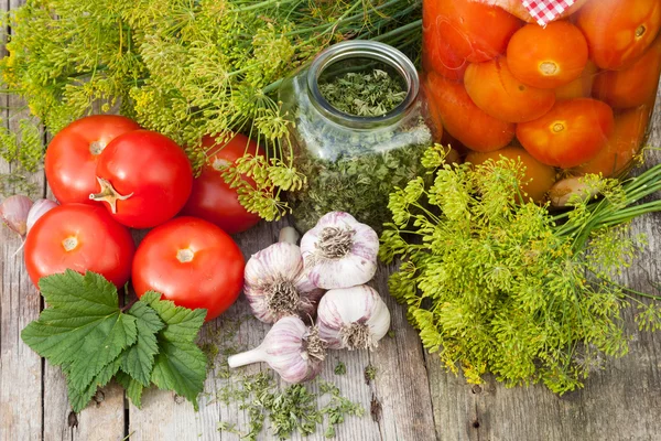 Domowe pomidory w puszkach w szklanym słoiku. świeże warzywa, koperek — Zdjęcie stockowe