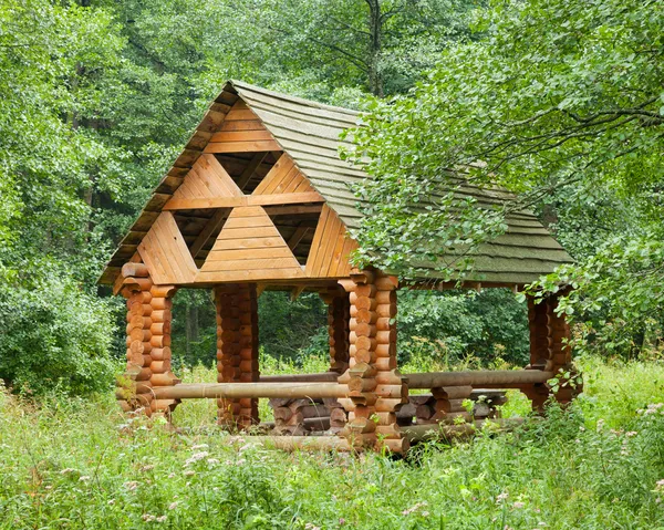 Gazebo de madeira na floresta — Fotografia de Stock