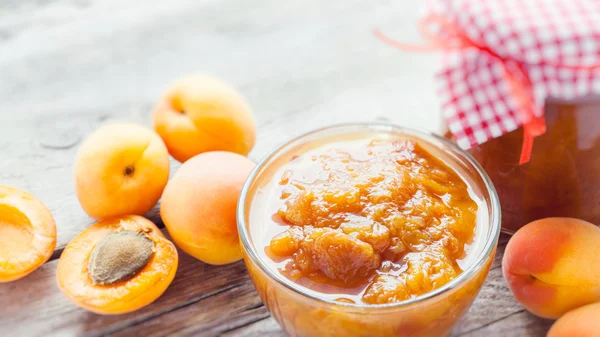 Frutas de albaricoque y tarro de mermelada en la mesa — Foto de Stock