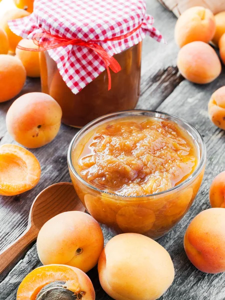 Apricot fruits and jar of jam on table — Stock Photo, Image