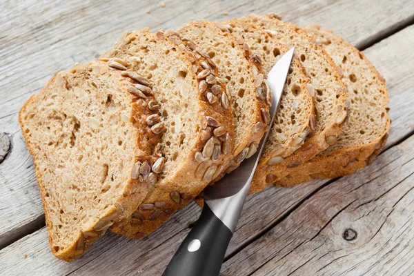 Fette di pane di segale e coltello — Foto Stock