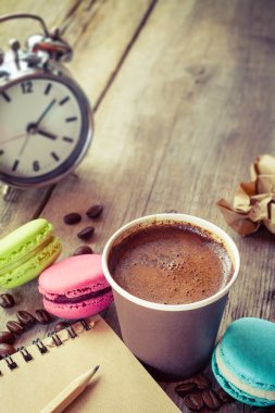macaroons, espresso kahve Kupası, eskiz defteri ve çalar saat w