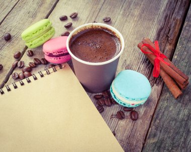 macaroons, espresso kahve Kupası, tarçın ve eskiz defteri 