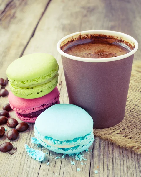 Macaron e tazzina da caffè espresso su tavolo rustico in legno — Foto Stock