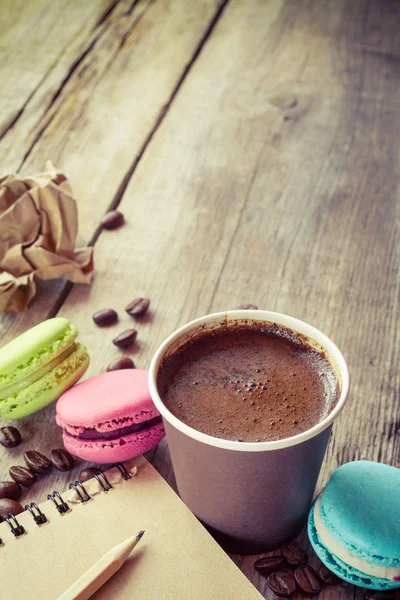Mandelbiskvier, espressokopp kaffe och skiss bok på trä rustika — Stockfoto