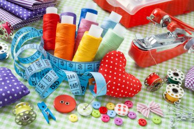 renkli iplik, düğme, kumaş, teyp, ölçme biriktiricileri pin