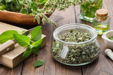 Bir kavanoz kuru nane yaprağı. Kesme tahtasındaki taze nane yaprakları. Blossom Mentha piperita tıbbi bitkiler, nane şekeri şişeleri gerekli yağ ve infüzyon. Alternatif bitkisel ilaç. Aromaterapi.