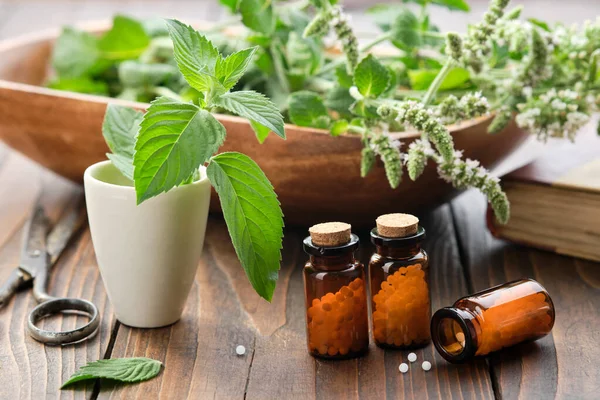 Lahvičky Homeopatických Granulí Homeopatické Prostředky Mentha Piperita Lék Mentolové Listy — Stock fotografie