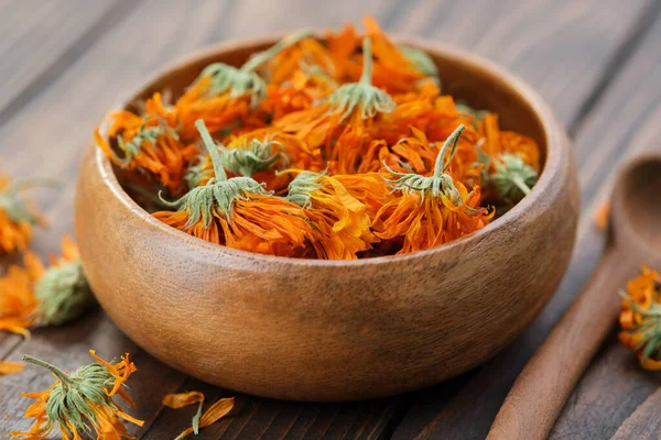 Gedroogde Genezende Calendula Bloemen Een Houten Schaal Goudsbloem Geneeskrachtige Kruiden — Stockfoto