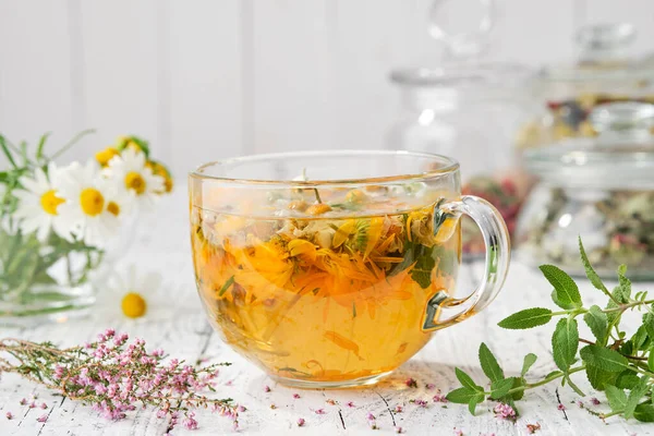 Coupe Verre Tisane Saine Calendula Bruyère Cicatrisante Camomille Salvia Herbes — Photo