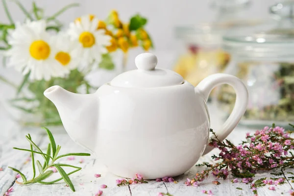 白茶壶 白木桌上有健康的草茶 菊花和石榴花 替代草药 — 图库照片