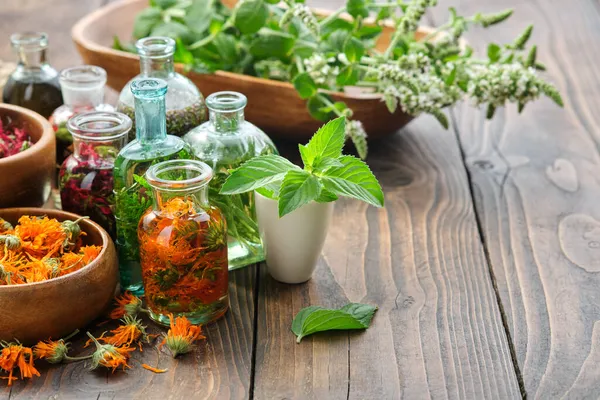 Bottiglie Olio Essenziale Infusione Erbe Calendula Thuja Rosmarino Menta Salvia — Foto Stock