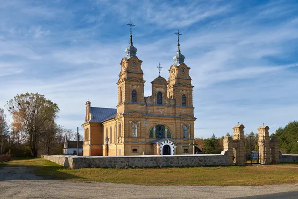 ベラルーシのグルドノ地方ディアトロボ地区にある神の体の古い古代のカトリック教会 — ストック写真