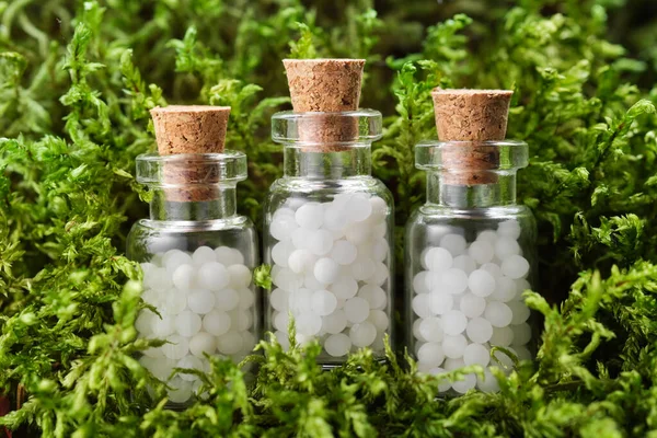 Tres Botellas Glóbulos Homeopáticos Sobre Musgo Verde Botellas Gránulos Homeopáticos —  Fotos de Stock