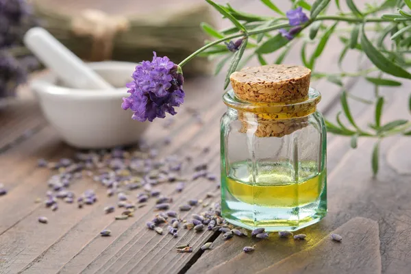 Botella Vidrio Aceite Esencial Lavanda Flores Lavanda Frescas Secas Fondo — Foto de Stock