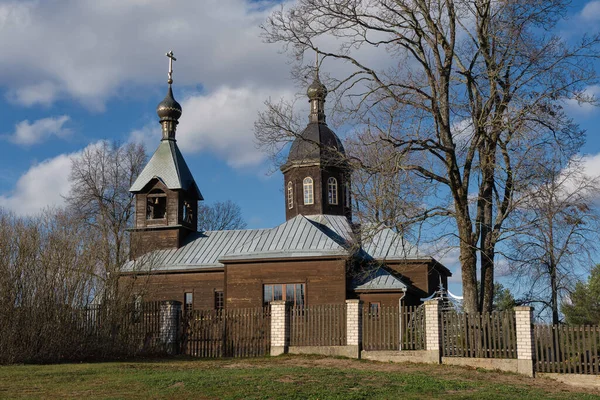 秋には聖三位一体の古い古代の木造教会 ベラルーシのミンスク地方Volozhin地区のKievets — ストック写真