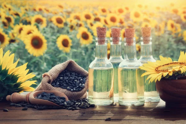 Tiga Botol Minyak Bunga Matahari Dan Sekantong Biji Bunga Matahari — Stok Foto