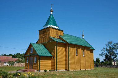 Tarım kasabası Knyaginin, Myadel ilçesi, Minsk bölgesi, Belarus 'ta Yaşam Veren Üçlemenin eski ahşap kilisesi..