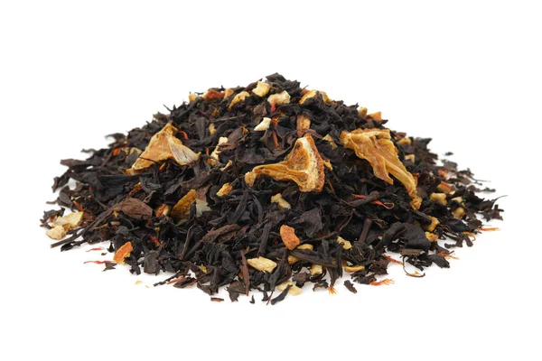 乾燥した紅茶の白の葉の山 乾燥した柑橘類のスライスと白の皮を持つ芳香のある紅茶の葉のヒープ — ストック写真