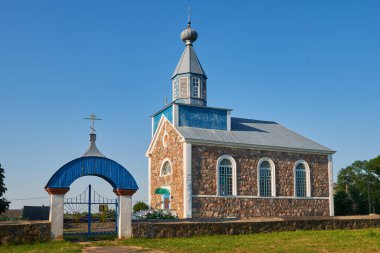 Yazın, Kutsal Bakire Meryem 'in şefaatinin eski ortodoks taş kilisesi. Benitsa, Belarus.