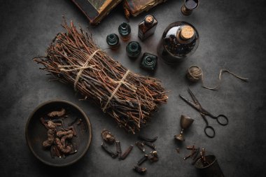 Bir şişe Persicaria bistorta, bataklık sinkuefoil ve ortak kökler. Bir kase Bistort ve simfizum officinale kökleri. Bir sürü Comarum Palustre, mor bataklık kökleri. Üst Manzara. Bitkisel ilaçlar.