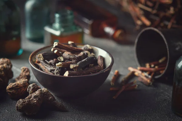 Black Bowl Common Comfrey Symphytum Officinale Roots Dried Comfrey Officinalis — Stock Photo, Image