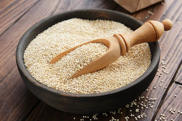 Grãos Quinoa Uma Tigela Madeira Uma Mesa Madeira — Fotografia de Stock