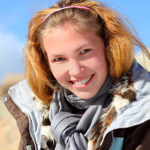 Portrait of young smiling woman outdoor — Stock Photo, Image