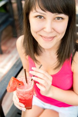 karpuz ju ile genç gülümseyen kadın portresi yukarıya kapatmak