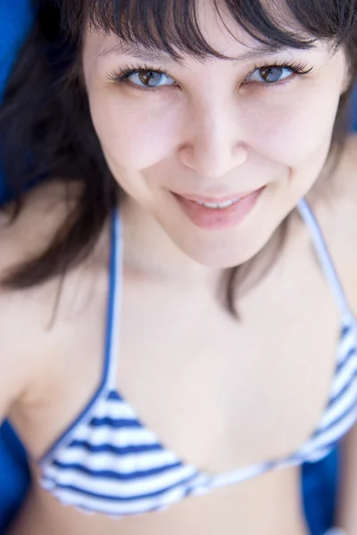 Közelről kék csíkos sw szép, fiatal lány portréja — Stock Fotó