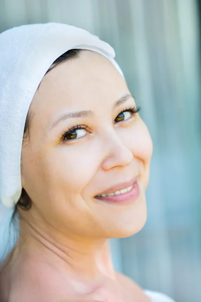 Close up retrato de jovem mulher sorridente com um chapéu de toalha — Fotografia de Stock