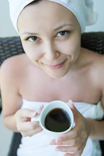 Close-up retrato de Jovem Sorrindo mulher com a tampa do café — Fotografia de Stock