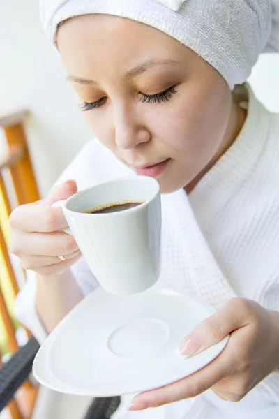 Närbild porträtt av unga leende kvinna med locket på kaffe — Stockfoto