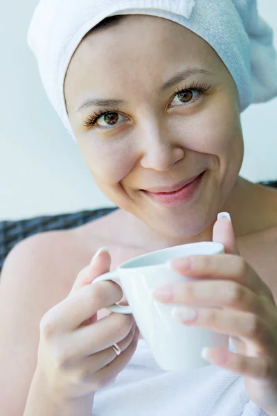 Close-up portret van jonge lachende vrouw met het GLB van koffie — Stockfoto