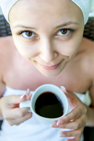 Close-up retrato de Jovem Sorrindo mulher com a tampa do café — Fotografia de Stock