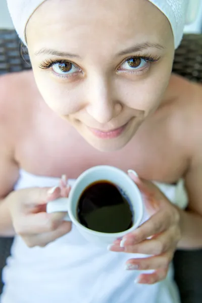 Retrato de cerca de la joven sonriente con la tapa de café —  Fotos de Stock