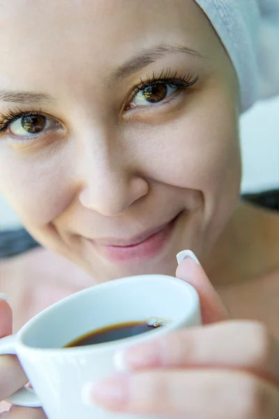 Yakın çekim genç gülümseyen kadın portresi kahve kap ile — Stok fotoğraf