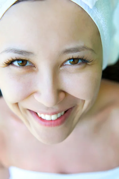 Close-up retrato de jovem mulher sorridente com chapéu de toalha, em hom — Fotografia de Stock