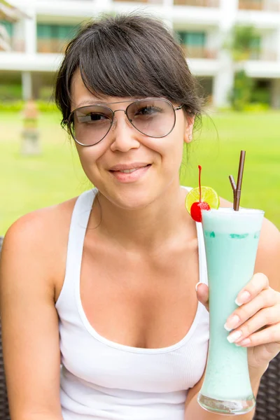 Retrato joven bonita mujer bebiendo cóctel en la cafetería al aire libre — Foto de Stock