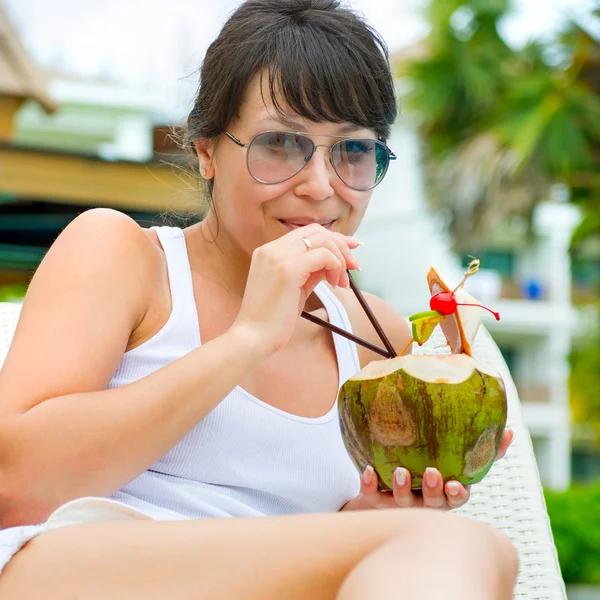 Close-up portret jonge mooie vrouw kokosnoot cocktail drinken — Stockfoto