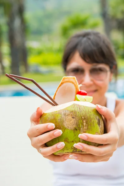 Close-up retrato jovem bonita mulher bebendo coqueiro — Fotografia de Stock