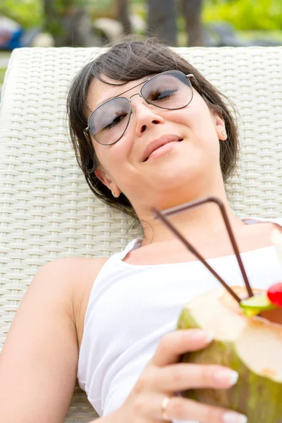 Close-up retrato jovem bonita mulher com óculos de sol mentira no sol — Fotografia de Stock