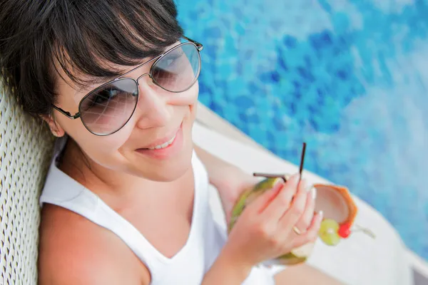 Close-up portrait young pretty woman drinking coconut cocktail — Stock Photo, Image