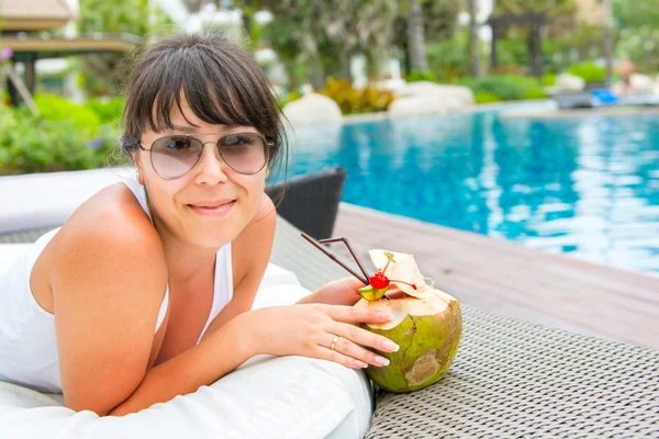 Nahaufnahme Porträt junge hübsche Frau trinkt Kokosnuss-Cocktail — Stockfoto