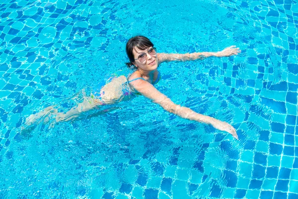 Портрет красивой молодой девушки в солнцезащитных очках, плавающих в — стоковое фото
