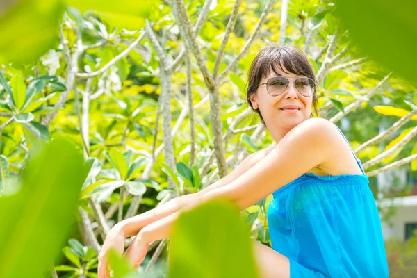 Close-up portret van jonge mooie vrouw met de blauwe jurk en Rechtenvrije Stockfoto's