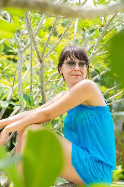 Close-up portret van jonge mooie vrouw met de blauwe jurk en Stockfoto