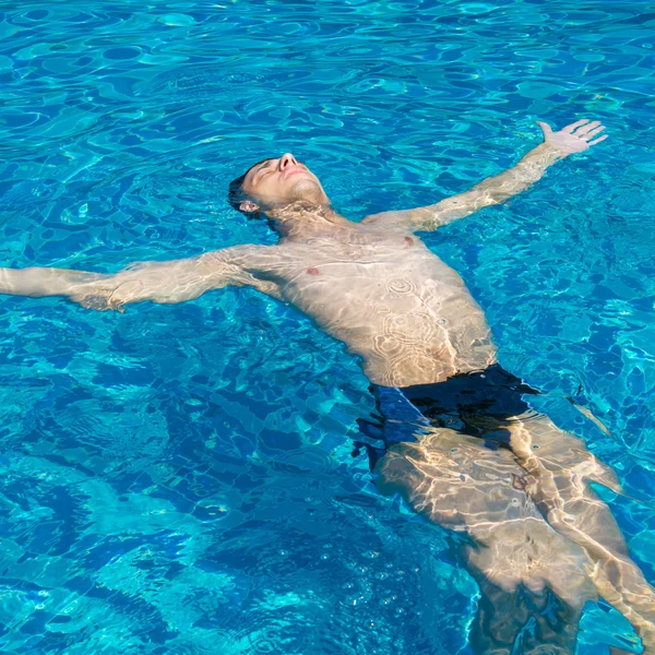 Retrato de cerca del joven en la piscina —  Fotos de Stock